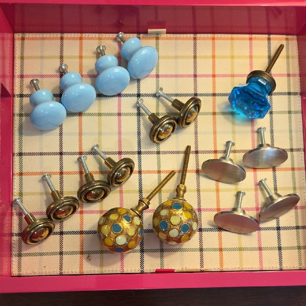 Assorted Decorative Knobs Set